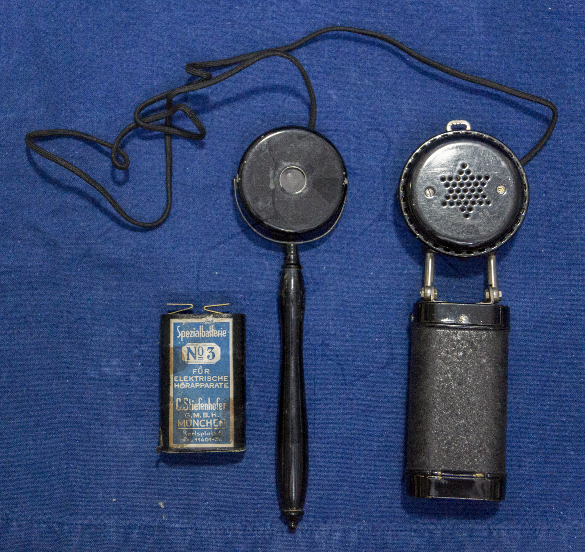 Hörgerät "Ich Höre Alles", ca. 1928/1930, Vorderseite, Kohlemikrophone, Piezo-Lautsprecher, Batterie